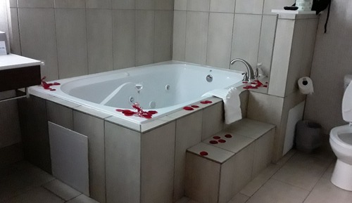 Chambre Standard, 1 très grand lit, baignoire à jets