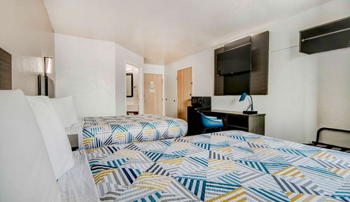 Chambre Deluxe, 2 grands lits, fumeurs, réfrigérateur et four à micro-ondes