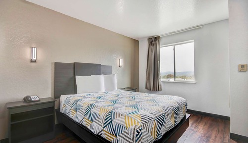 Chambre Deluxe, 1 grand lit, accessible aux personnes à mobilité réduite, non-fumeurs