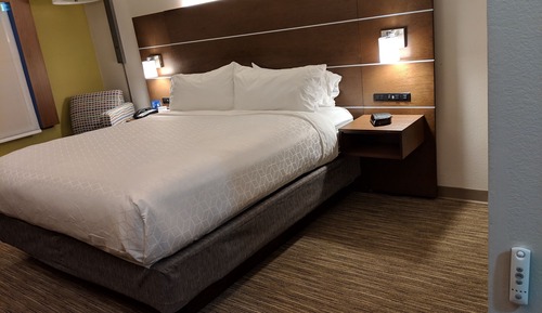 Chambre Standard, 1 très grand lit (Comms Accessible. Roll-In Shower)
