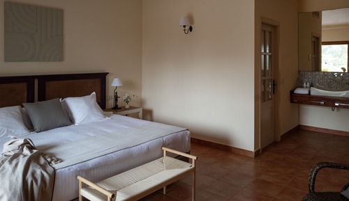 Chambre Double Standard, 1 très grand lit, terrasse, vue jardin
