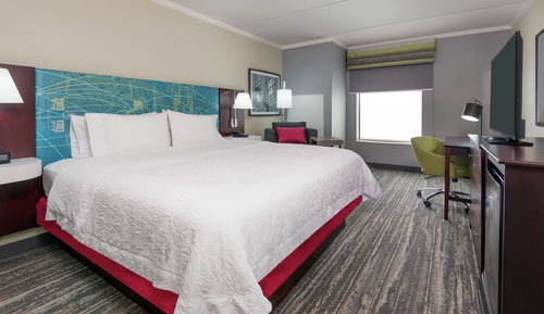 Chambre, 1 très grand lit, accessible aux personnes à mobilité réduite (Hearing)