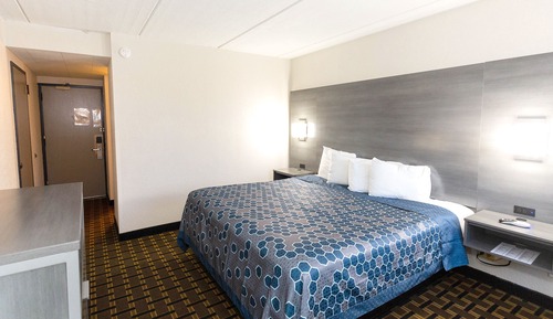 Chambre Standard, 1 très grand lit, non-fumeurs, réfrigérateur et four à micro-ondes