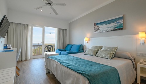 Suite Junior, balcon, vue partielle sur la mer (2 Adults + 1 Child)