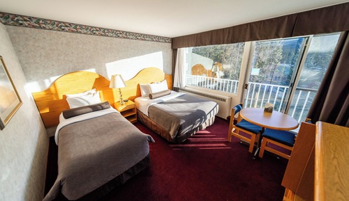 Chambre, plusieurs lits, vue fleuve
