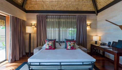 Villa, 1 très grand lit et 1 canapé-lit, vue lagon, en bord de plage