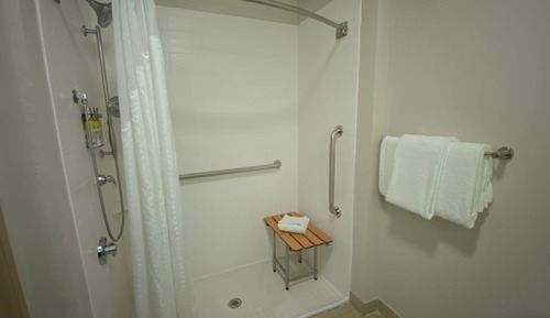 Chambre Standard, 2 grands lits (Communications, Roll-In Shower)