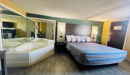 Chambre Standard, 1 très grand lit, fumeurs, baignoire à jets