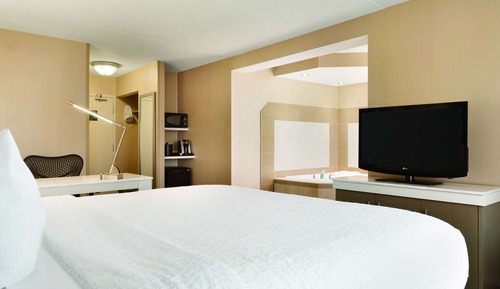Chambre, 1 très grand lit, baignoire à jets