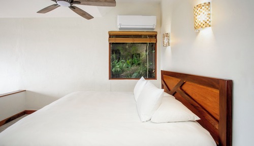 Chambre Supérieure, 1 très grand lit, vue partielle sur l'océan