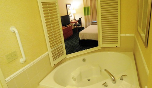 Chambre, 1 très grand lit, accès piscine