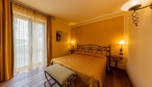 Chambre Double Standard (Street side)