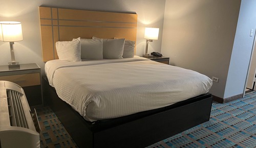 Chambre Standard, 1 grand lit, accessible aux personnes à mobilité réduite, non-fumeurs