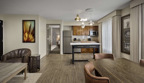 Suite, 1 très grand lit, accessible aux personnes à mobilité réduite, baignoire (Mobility & Hearing)
