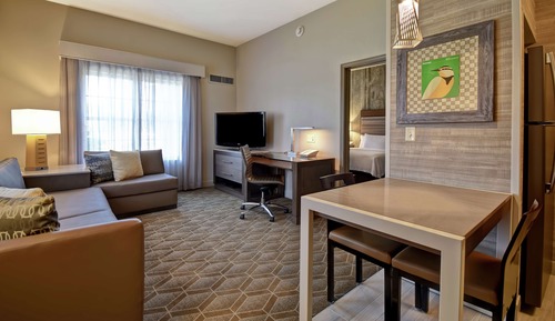 Suite, 1 très grand lit, accessible aux personnes à mobilité réduite, baignoire (Mobility & Hearing)