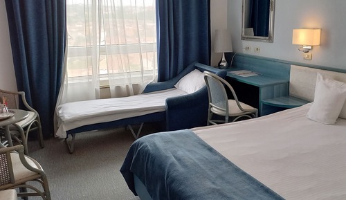 Standard Family Room with extendable armchair