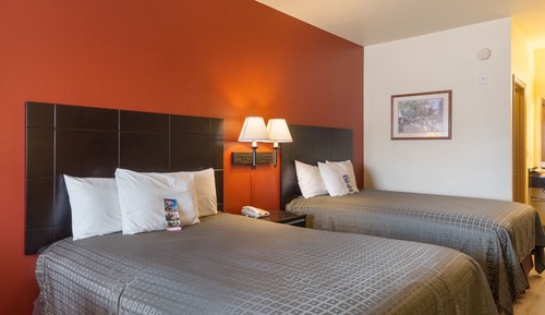 Chambre Standard, 2 grands lits, non-fumeurs, réfrigérateur et four à micro-ondes