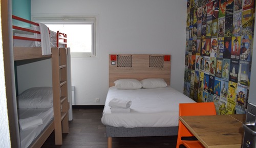 Chambre Familiale, plusieurs lits, salle de bains privée (Cabrio)