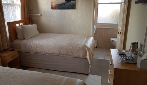 Chambre avec lits jumeaux, salle de bains attenante