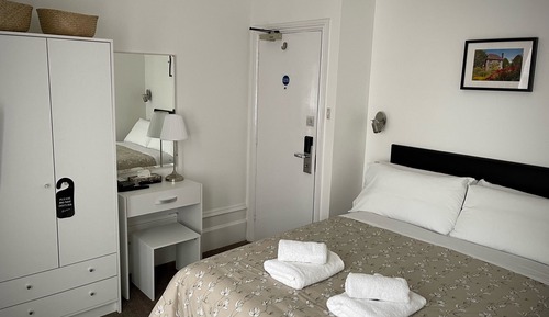 Chambre Double, salle de bains attenante