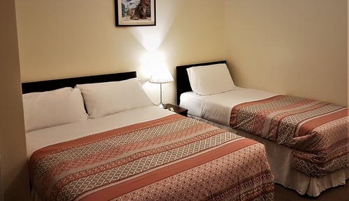 Chambre avec lits jumeaux, salle de bains attenante