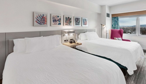 Chambre, 2 grands lits, accessible aux personnes à mobilité réduite, baignoire