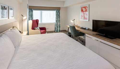 Chambre, 1 très grand lit, accessible aux personnes à mobilité réduite (Roll In Shower)