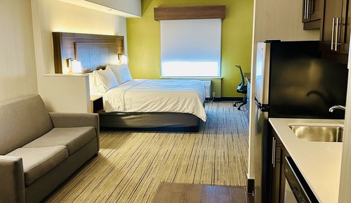 Suite, 1 très grand lit et 1 canapé-lit