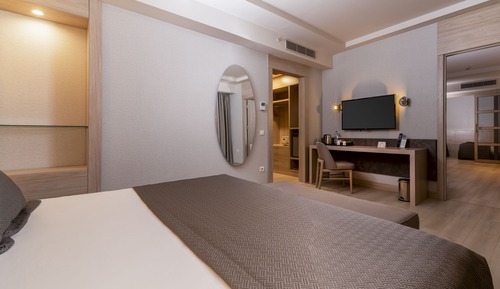 Deluxe Family Suite With Balcony