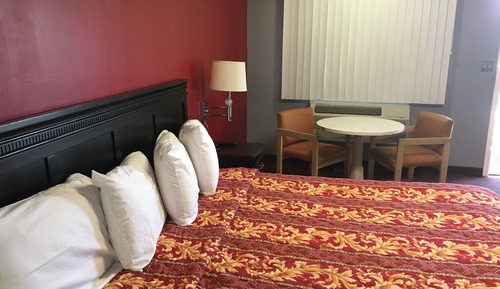 Chambre, 1 très grand lit, fumeurs