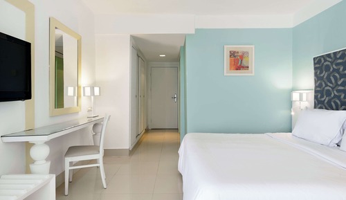 Chambre avec lits jumeaux, vue partielle sur la mer