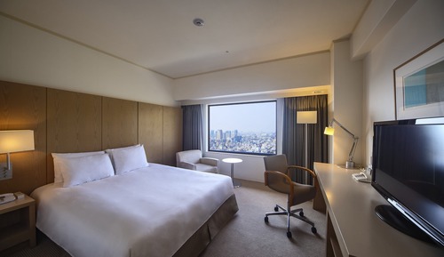 Chambre Standard, 1 grand lit, accès au salon club, vue ville
