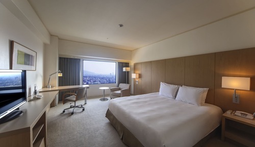 Chambre Premium, 1 très grand lit, accès au salon club, vue ville