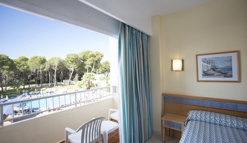 Chambre Triple Standard, vue piscine