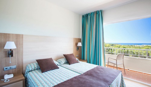 Chambre Premium, vue piscine (Family)