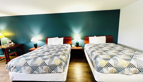 Chambre Standard, 2 grands lits, non-fumeurs, réfrigérateur et four à micro-ondes