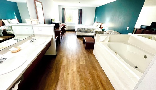 Chambre Deluxe, 1 très grand lit, non-fumeurs, réfrigérateur et four à micro-ondes