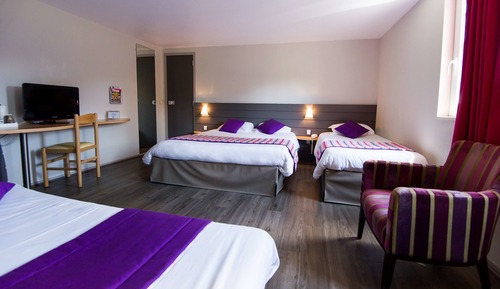Chambre, plusieurs lits
