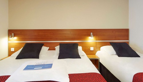 Chambre Standard, plusieurs lits (1 Double and 1 Single bed)