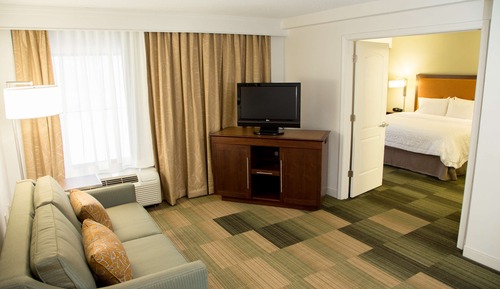 Suite, 1 très grand lit et 1 canapé-lit, baignoire à jets