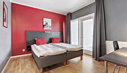 Chambre Supérieure, 1 très grand lit, non-fumeurs, balcon (first night parking included)