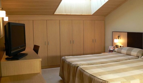 Chambre Double (Lofted Ceiling, 2 Adults + 1 Child)