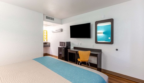 Chambre Deluxe, 1 très grand lit, non-fumeurs, réfrigérateur et four à micro-ondes