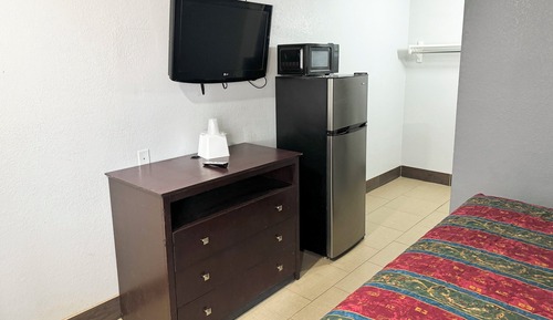 Chambre Standard, 1 très grand lit, fumeurs, réfrigérateur et four à micro-ondes