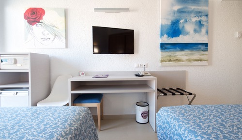 Chambre Double, terrasse (2 Adults + 1 Child)
