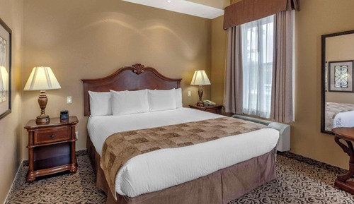 Suite, 1 très grand lit et 1 canapé-lit, non-fumeurs, baignoire à jets