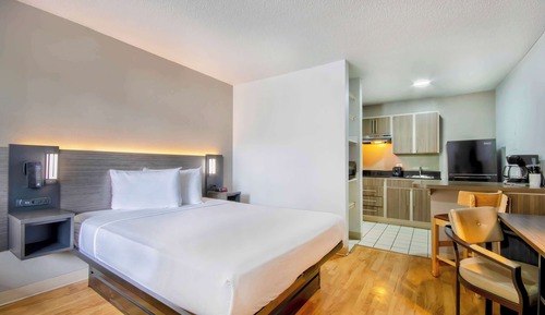 Chambre Deluxe, 1 grand lit, fumeurs, réfrigérateur et four à micro-ondes