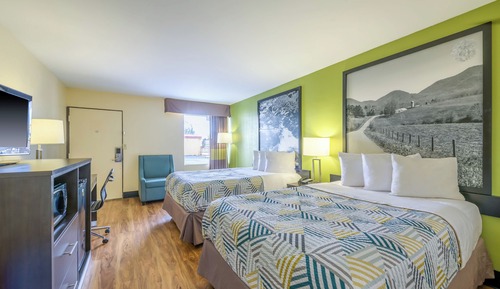 Chambre Deluxe, 2 grands lits, non-fumeurs, réfrigérateur et four à micro-ondes