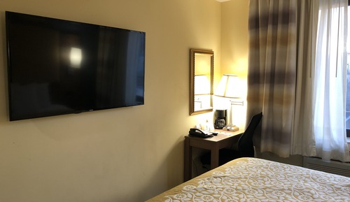 Chambre, 1 très grand lit, réfrigérateur