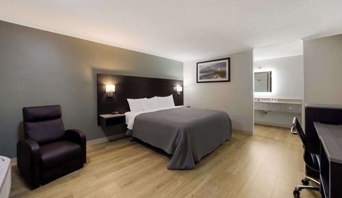 Chambre, 1 très grand lit, fumeurs